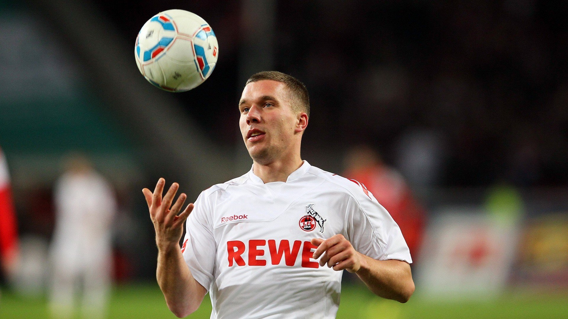 百米飞人巅峰对决 新星闪耀刷新赛季最佳成绩